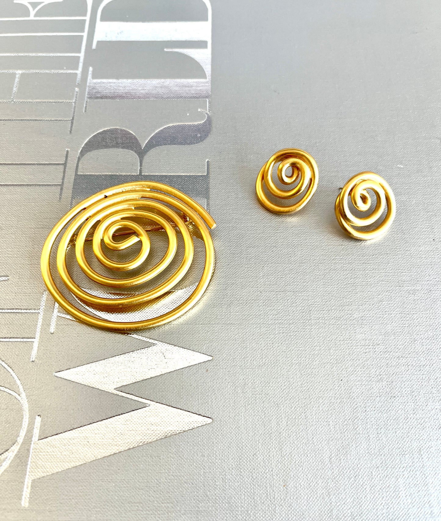 Postmodern Gold-toned Swirl Brooch & Earrings Set