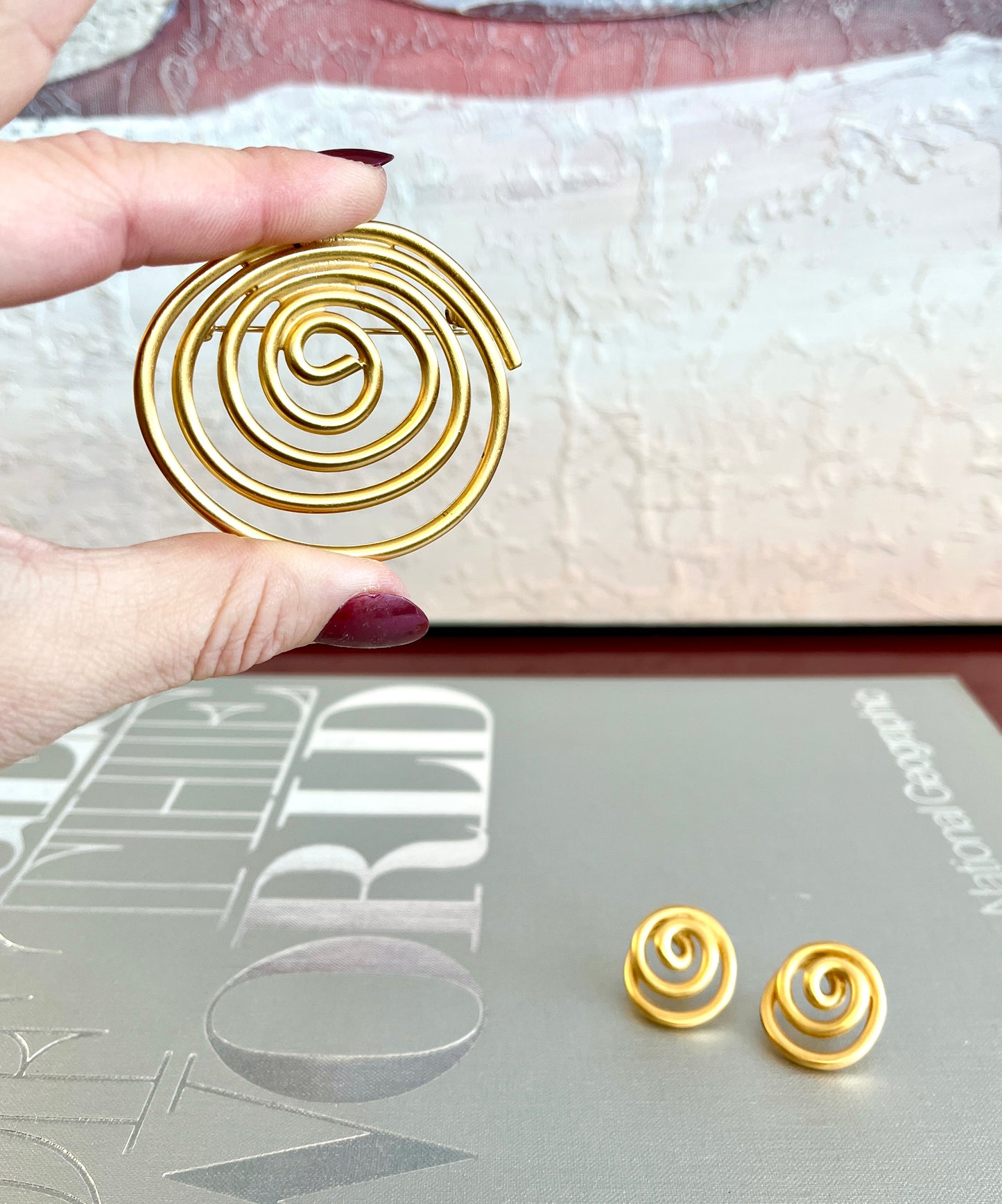 Postmodern Gold-toned Swirl Brooch & Earrings Set