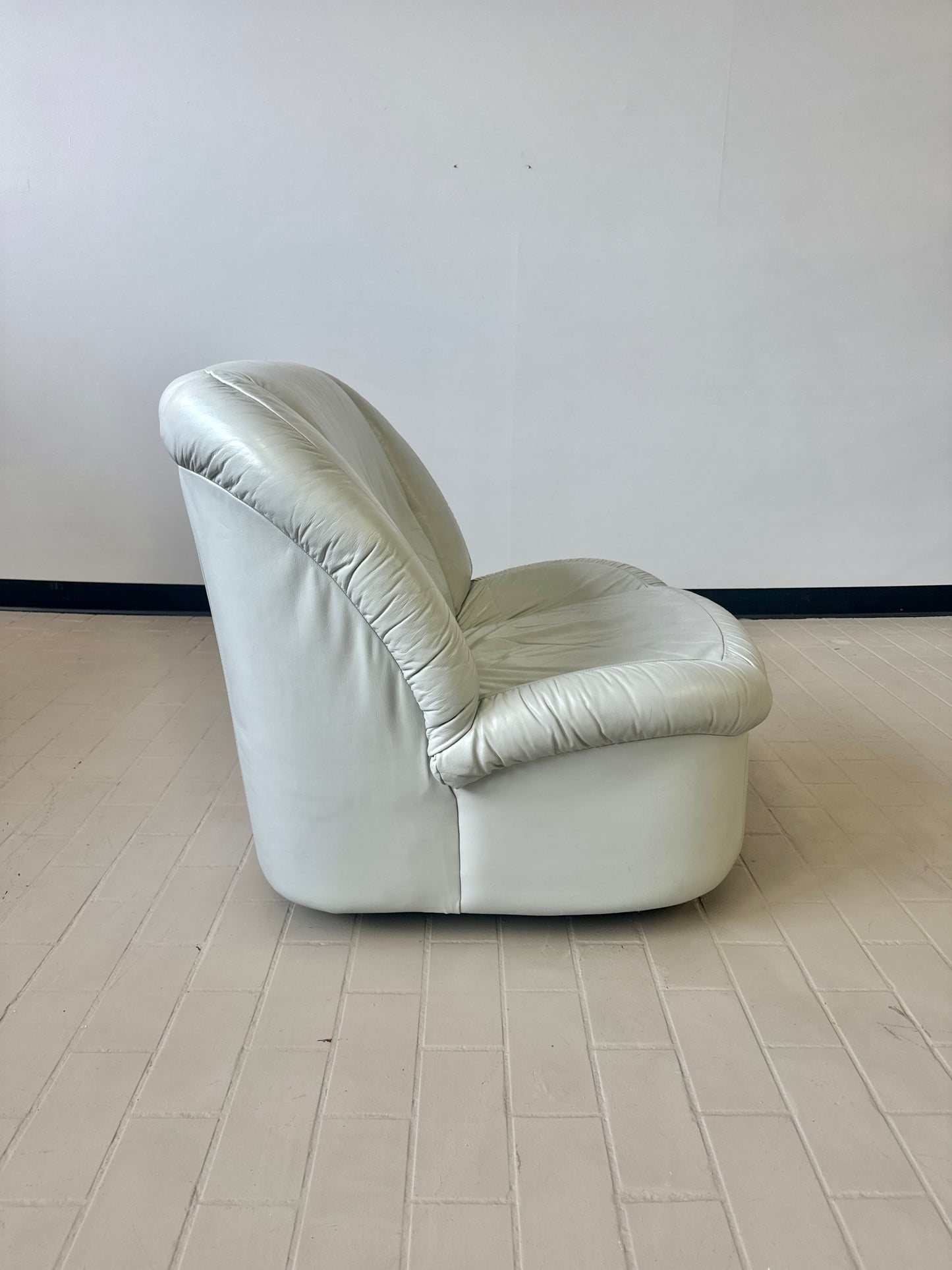 Postmodern Light Grey Leather Swivel Slipper Lounge Chair