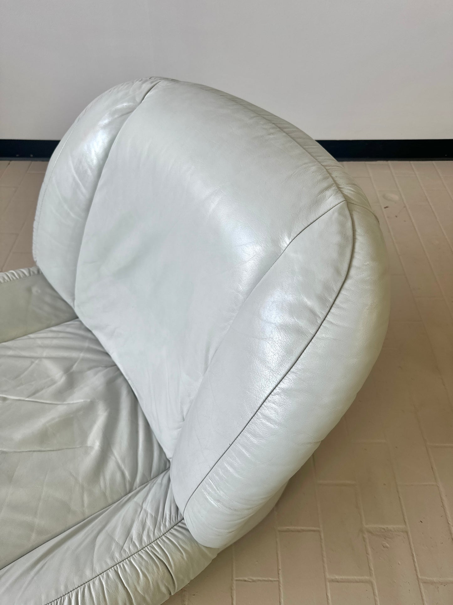 Postmodern Light Grey Leather Swivel Slipper Lounge Chair