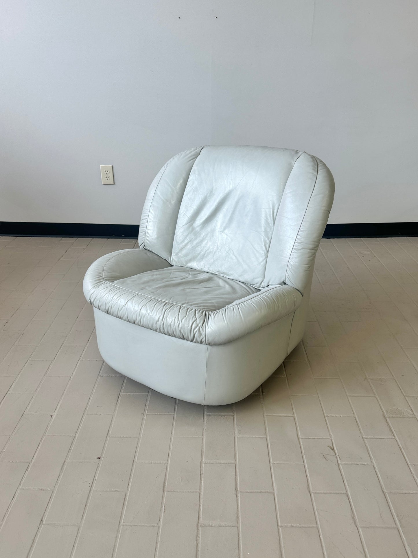 Postmodern Light Grey Leather Swivel Slipper Lounge Chair