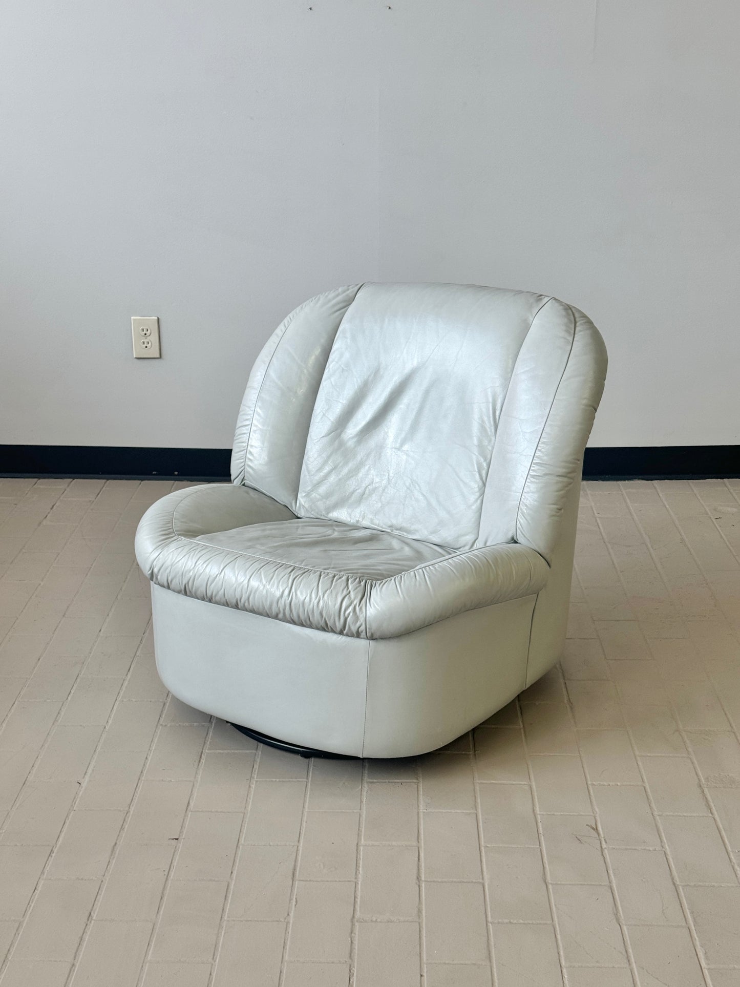 Postmodern Light Grey Leather Swivel Slipper Lounge Chair