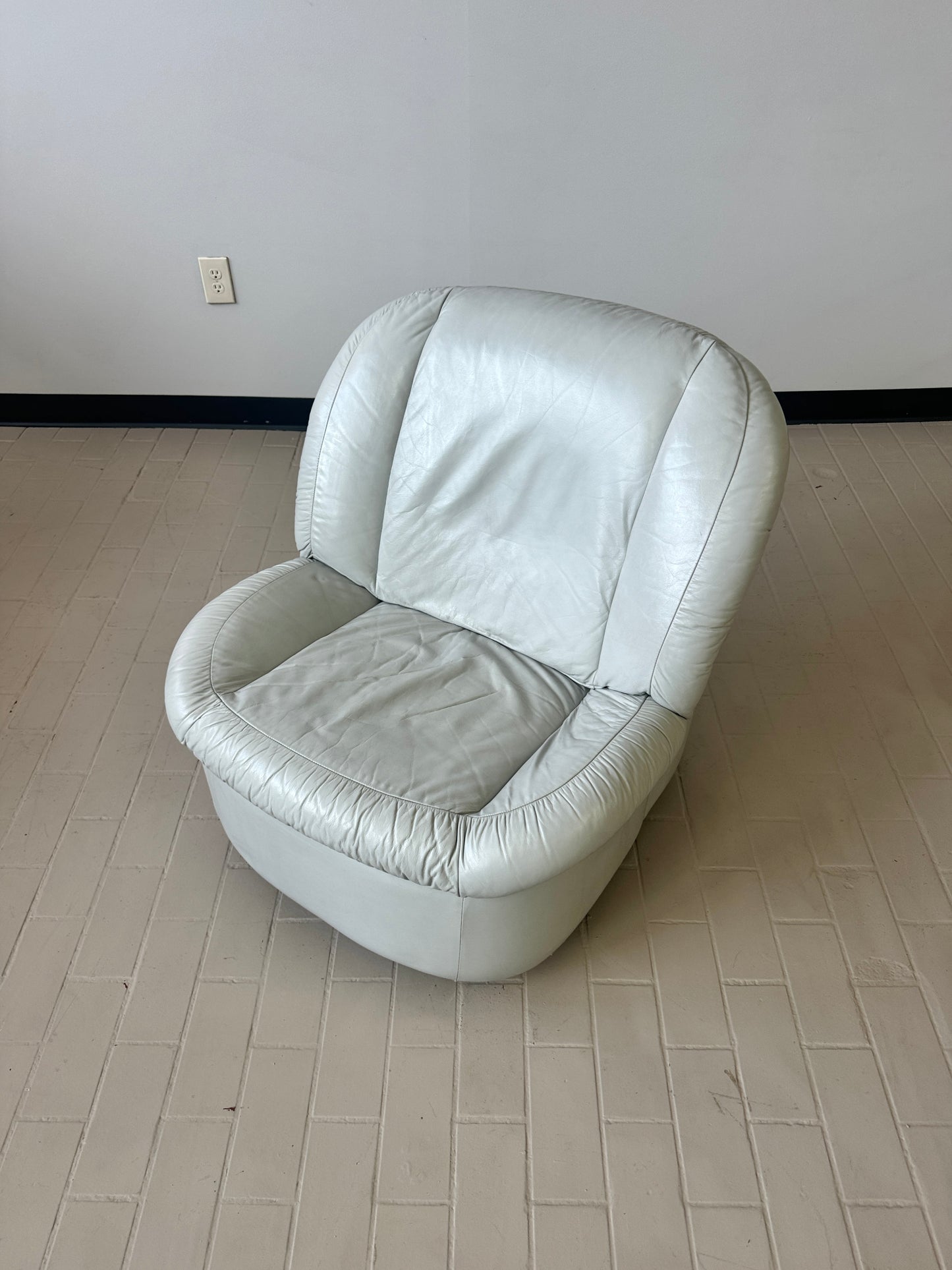 Postmodern Light Grey Leather Swivel Slipper Lounge Chair