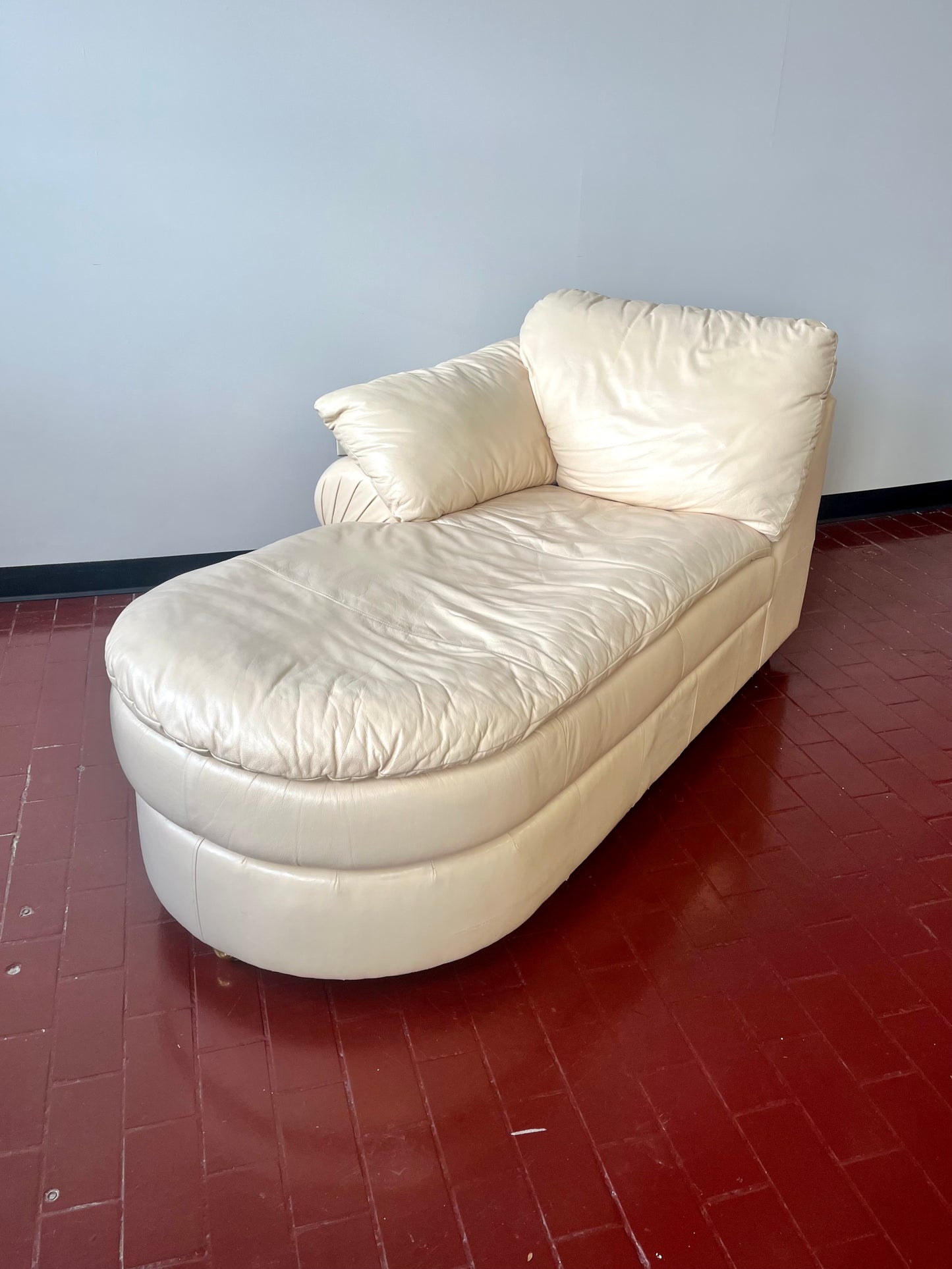 Vintage 1995 Italian Cream Leather Chaise Lounge