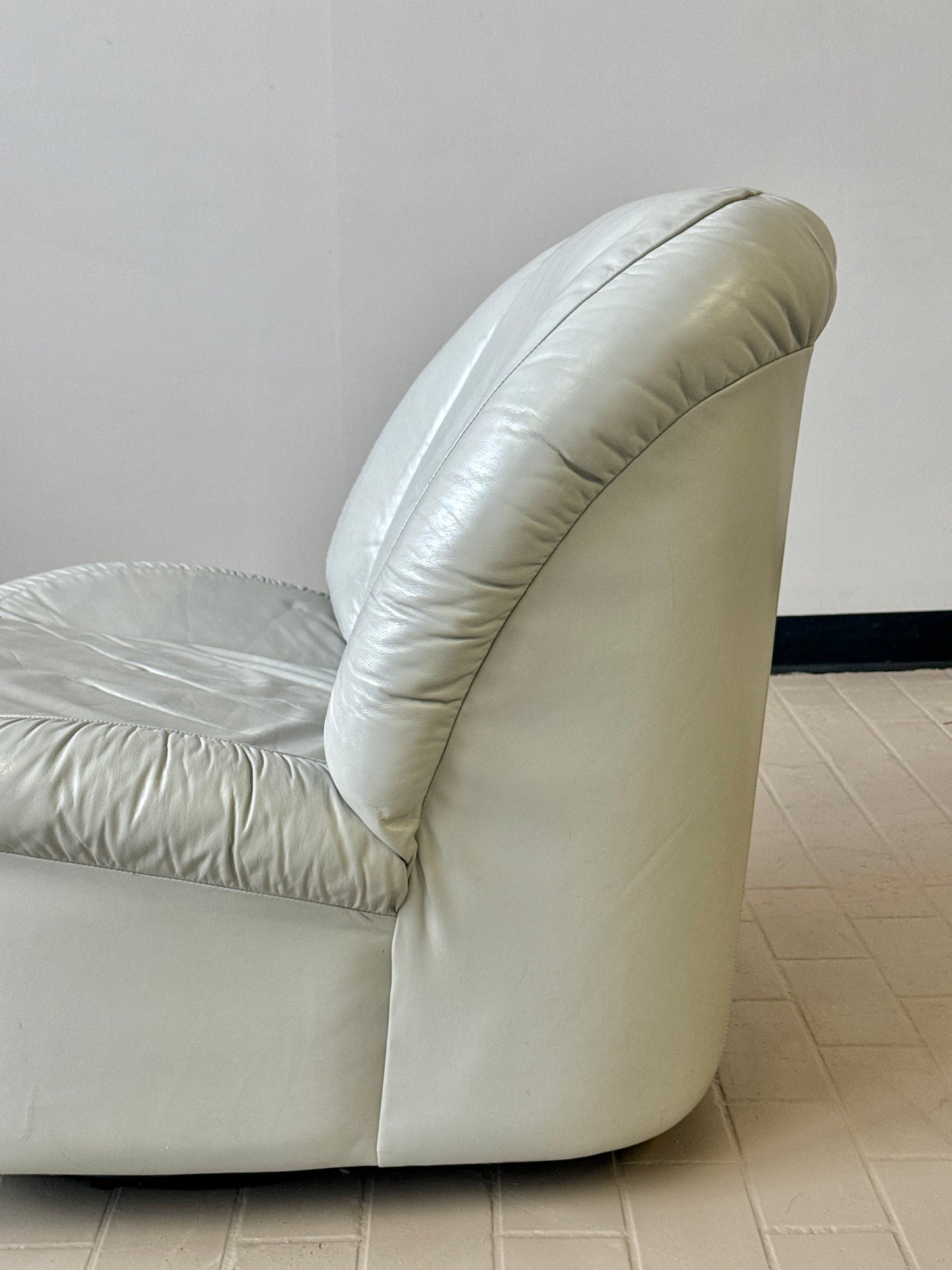 Postmodern Light Grey Leather Swivel Slipper Lounge Chair