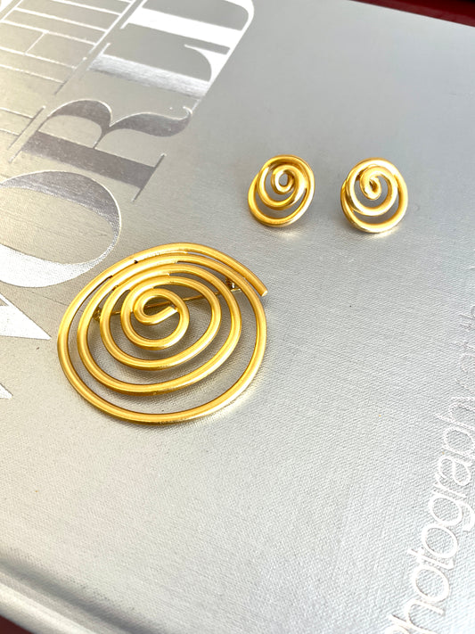 Postmodern Gold-toned Swirl Brooch & Earrings Set