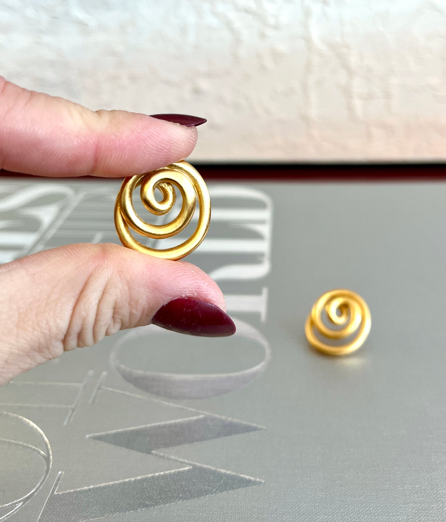 Postmodern Gold-toned Swirl Brooch & Earrings Set