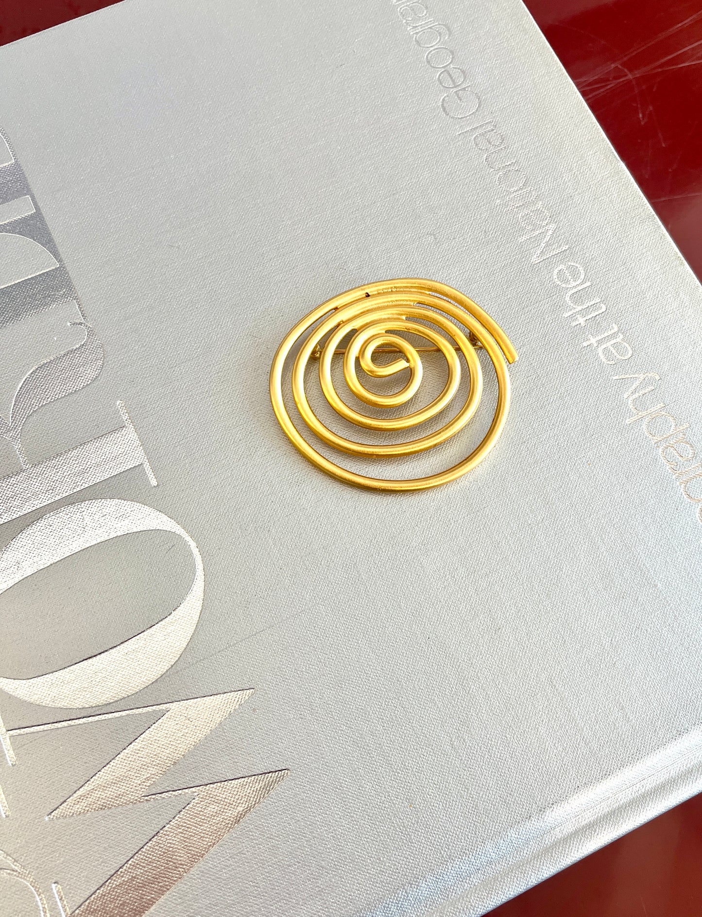 Postmodern Gold-toned Swirl Brooch & Earrings Set